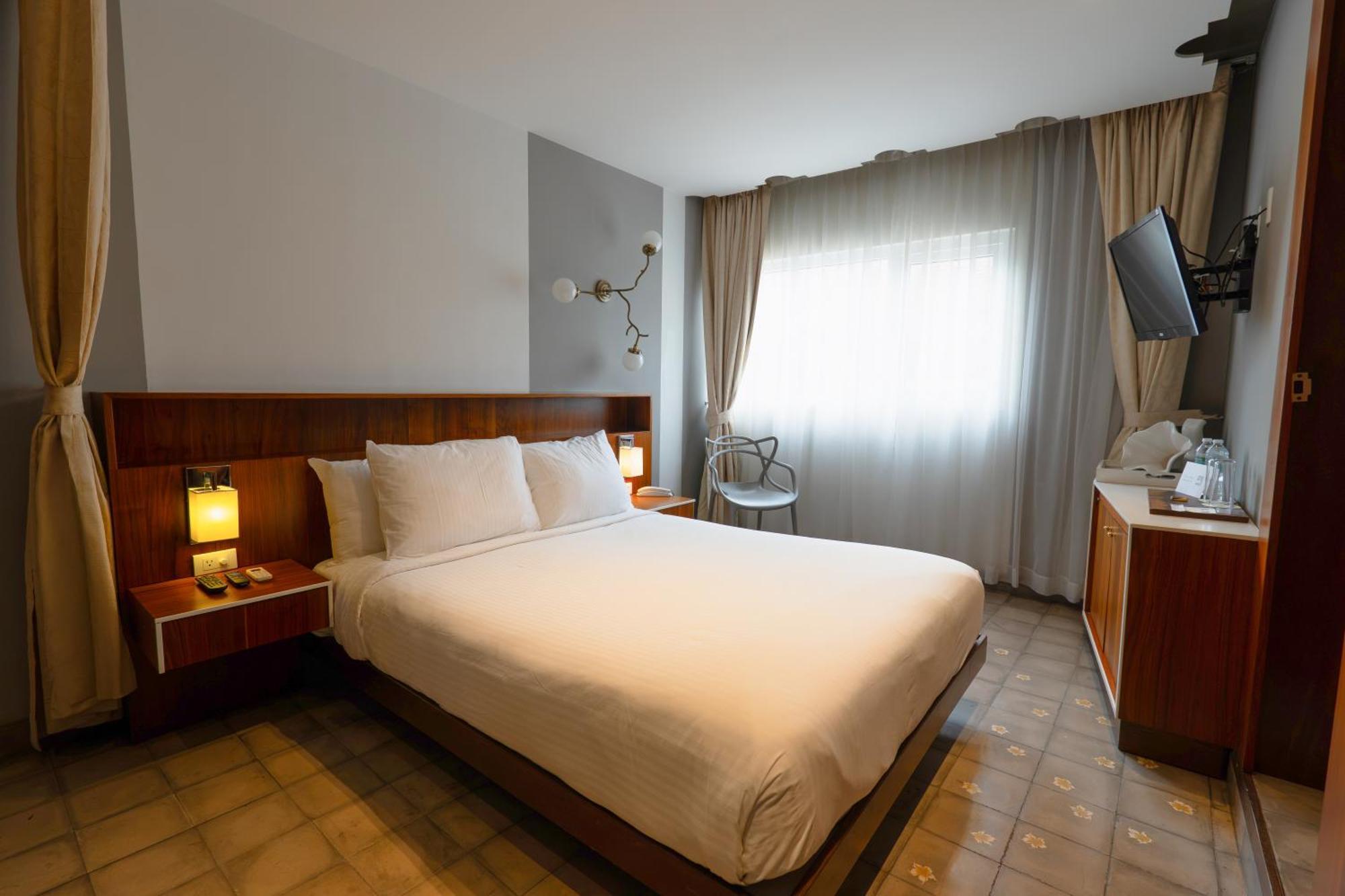 Standard Queen Room